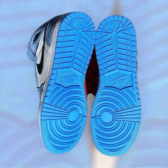 New Jordan 1  Retro UNC Size 7 Y / 8.5 women / 7 Men - Picture 5 of 12